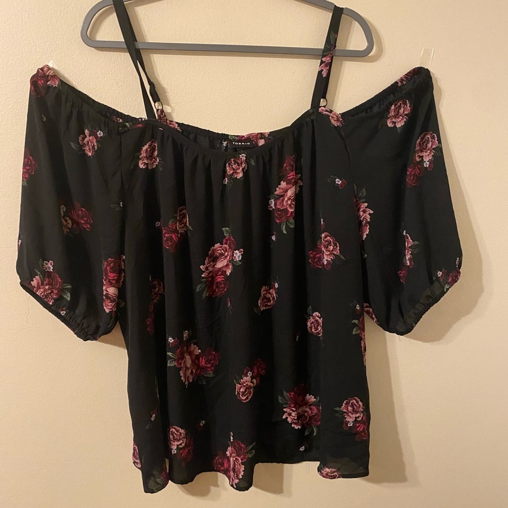 Torrid‎ Georgette Cold Shoulder Black Blouse Roses Size 3 3X